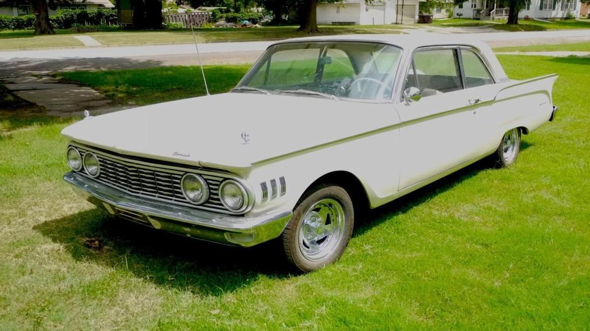 At first, I sort of liked the chrome aftermarket mag wheels. They have since lost their appeal. Contrasting painted steel wheels with button hubcaps and trim rings would look better, eh?