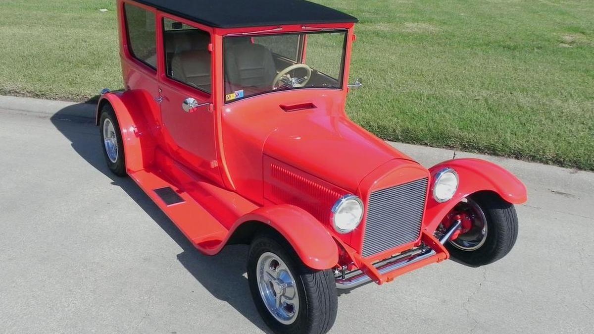 Ron Black's lowered, channeled 1927 Model T sedan has been wowing street rodders for years with its clean, uncluttered good looks. The car, nicknamed “Grandpa,” has an unchopped roof covered in black Mercedes-style Haartz canvas, numerous body modifications and Halibrand wheels made specifically to fit its hubs.