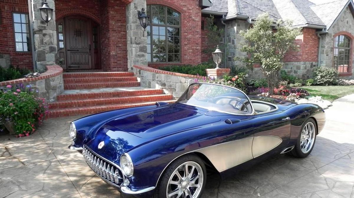 
Stunning in its execution, Mark Eaton’s Lemans Blue 1957 Corvette is accented by hand-crafted stainless steel coves and specially designed Budnik wheels fitted to a modern Z06 Corvette chassis.
