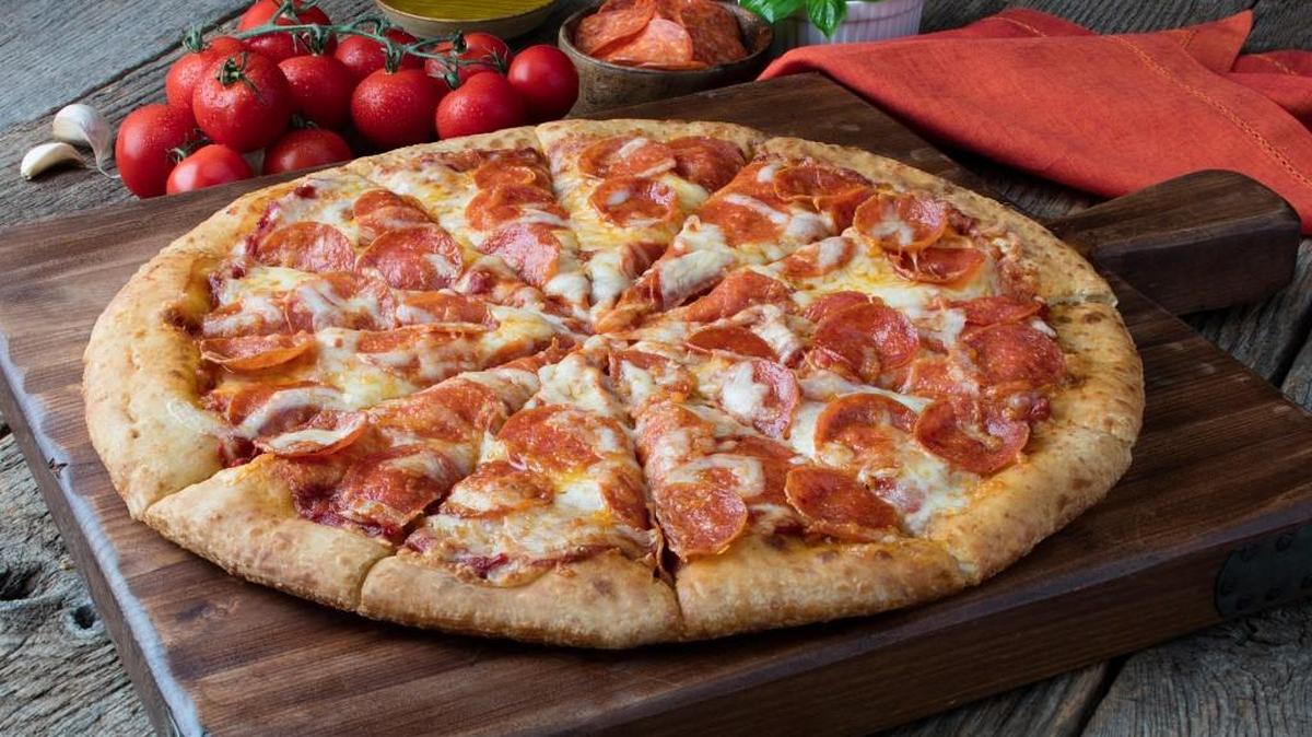 QuikTrip is now in the full-sized pizza business.