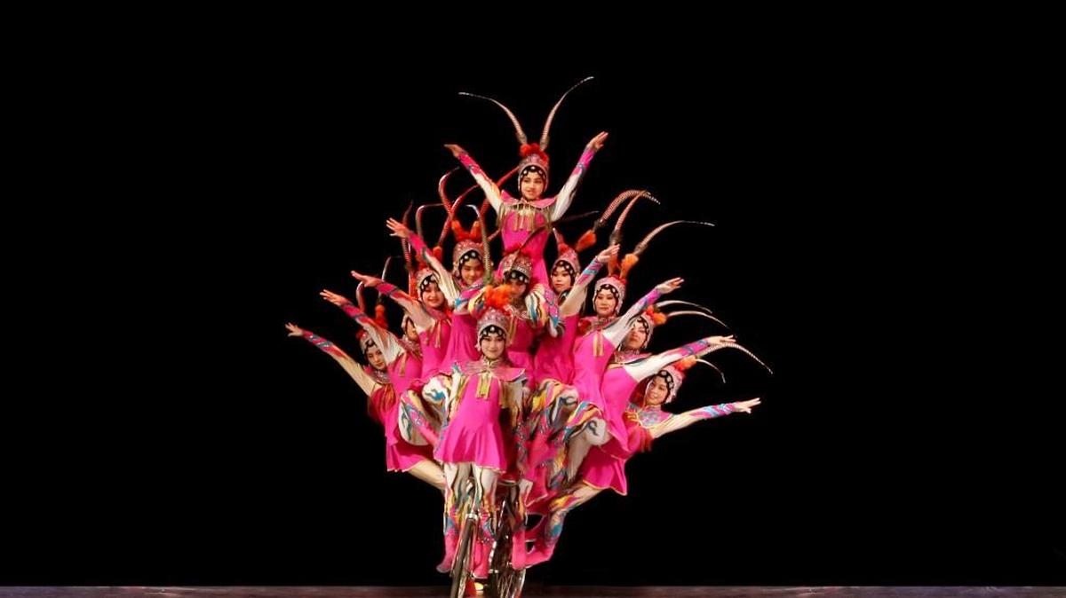 
Group bicycling is one of the acts that the China Circus performs.
