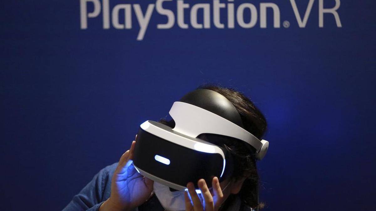 A visitor tries out a Sony PlayStation VR headgear device at the Tokyo Game Show on Sept. 15. Unlike the Oculus Rift and HTC Vive, PlayStation VR works in unison with a PlayStation 4 console instead of a high-end PC. It’s also cheaper, more comfortable and will be the most convenient option for VR seekers when it’s released Oct. 13.