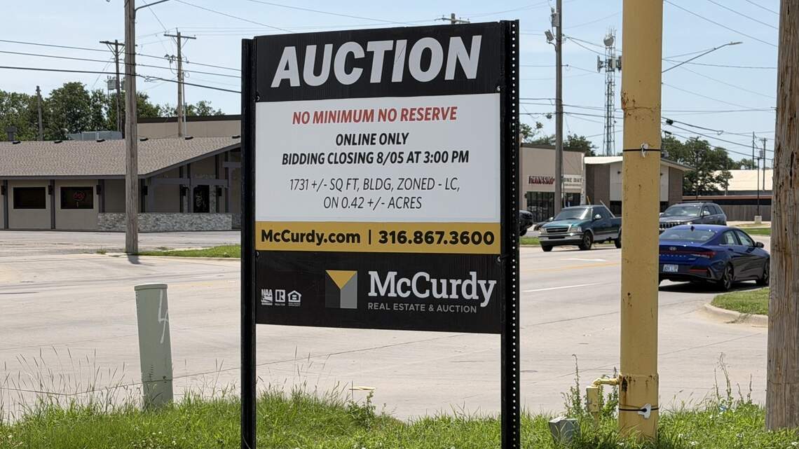 Mexican restaurant appears to have closed. Its building will soon be auctioned.