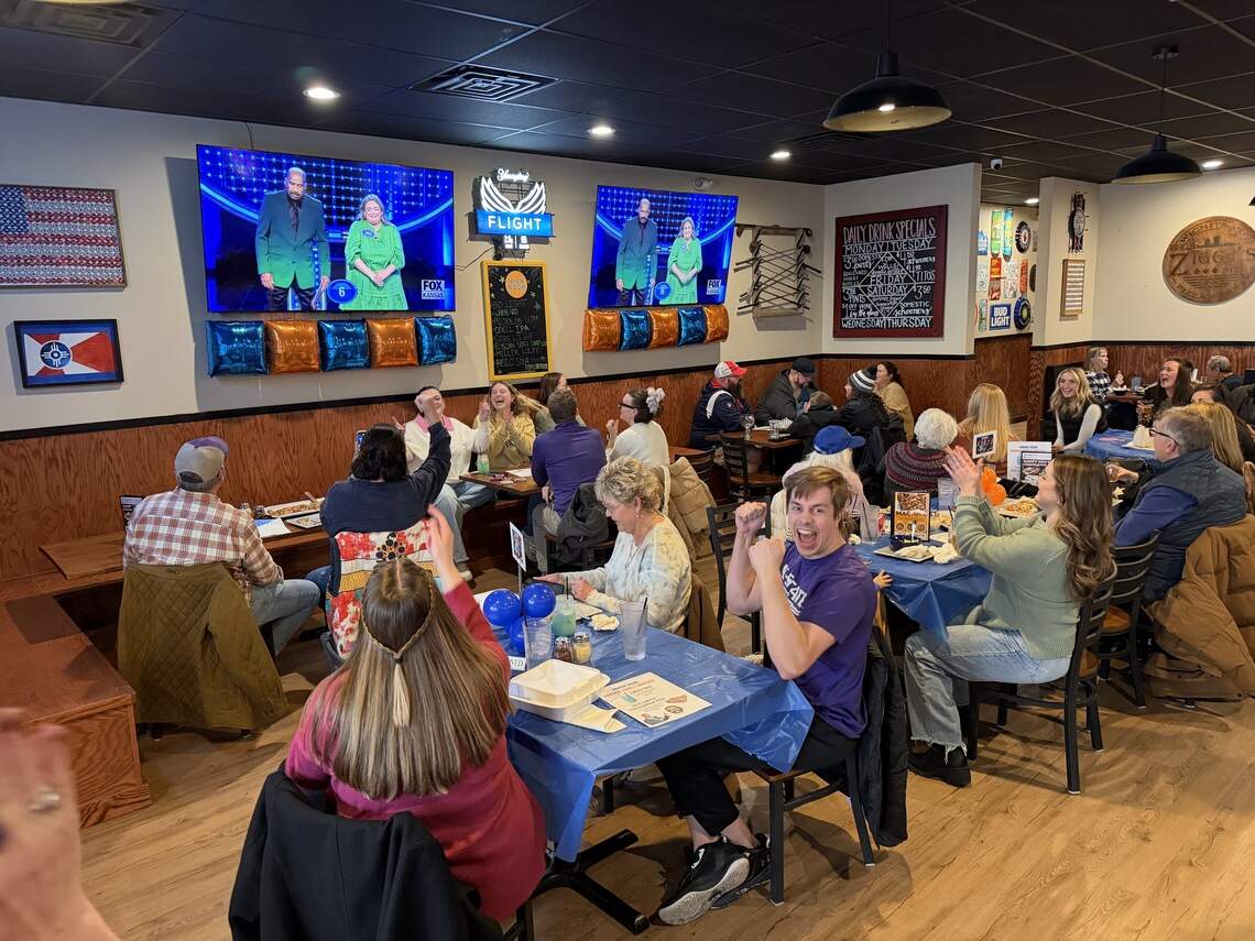 IMG_0074.jpeg Família e amigos da família Barber de Wichita lotaram o Ziggy's Pizza na 119th e Maple na sexta-feira para uma festa de observação do “Family Feud”.