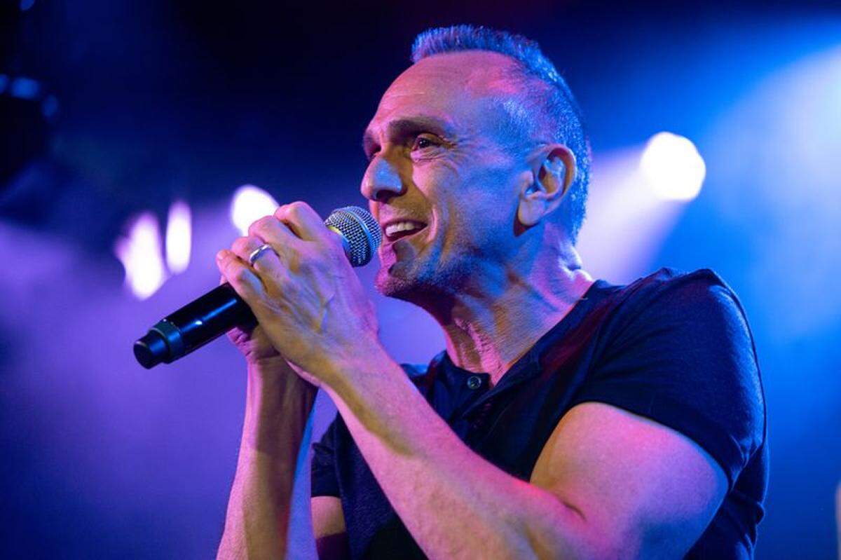 Actor Hank Azaria heads up the Bruce Springsteen tribute band Hank Azaria & the EZ Street Band. The group will perform at the 2026 Wichita Riverfest.