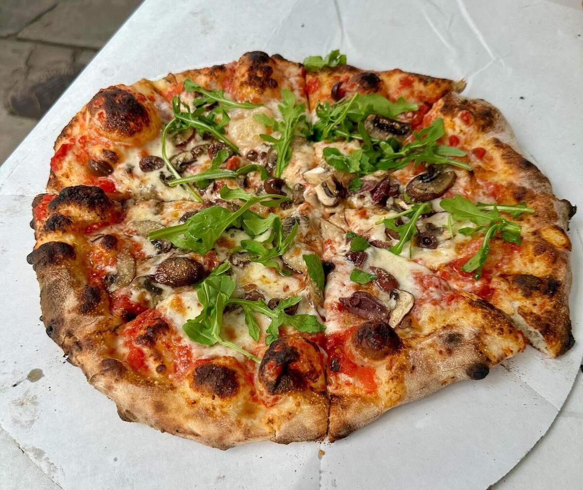 Tommy’s Apizza makes New Haven-style pizzas using dough that’s been fermented for four days. The crust has a nice char and a crunchy yet chewy texture.