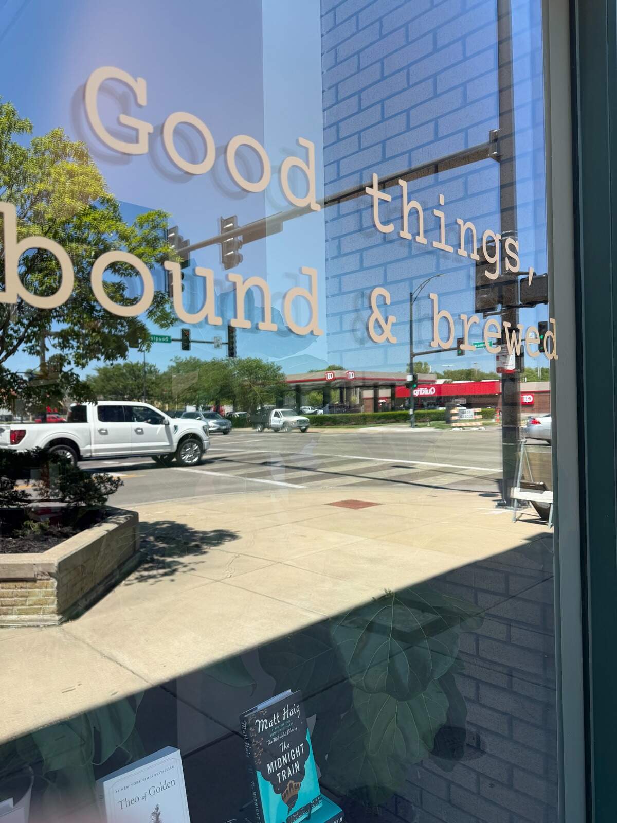 The front window of Final Draft bookstore reads, “Good things, bound & brewed.”