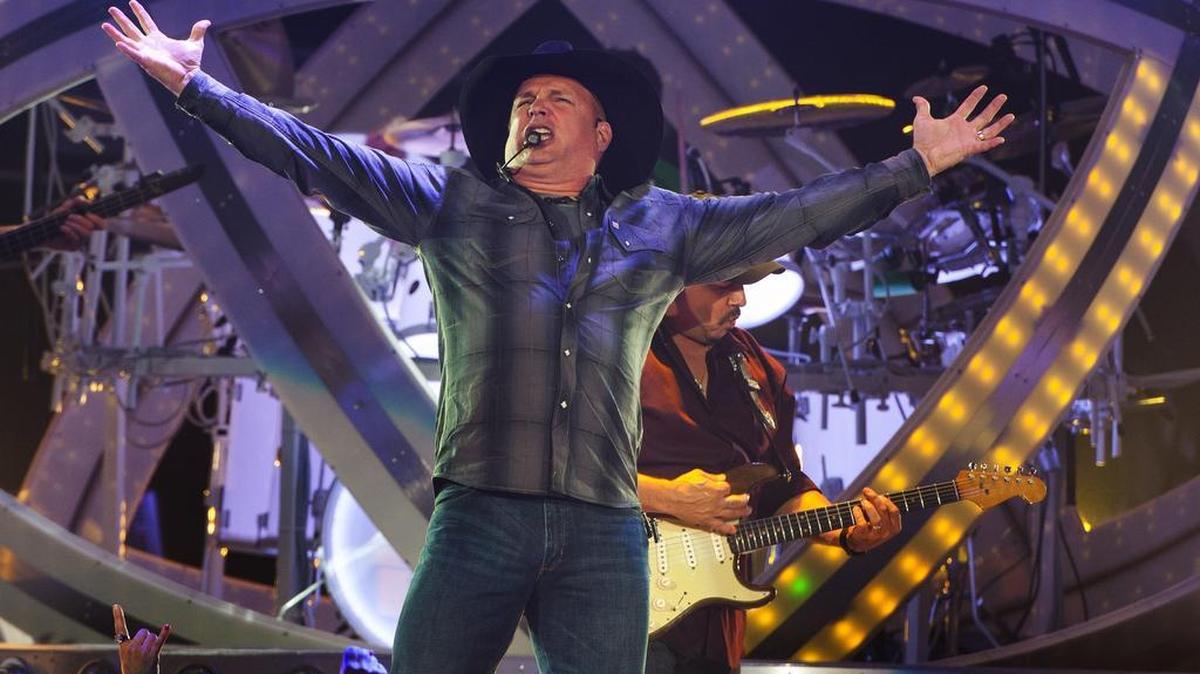 Country music star Garth Brooks kicks off his world tour at the Allstate Arena in Rosemont, Ill. (Sept. 4, 2014)