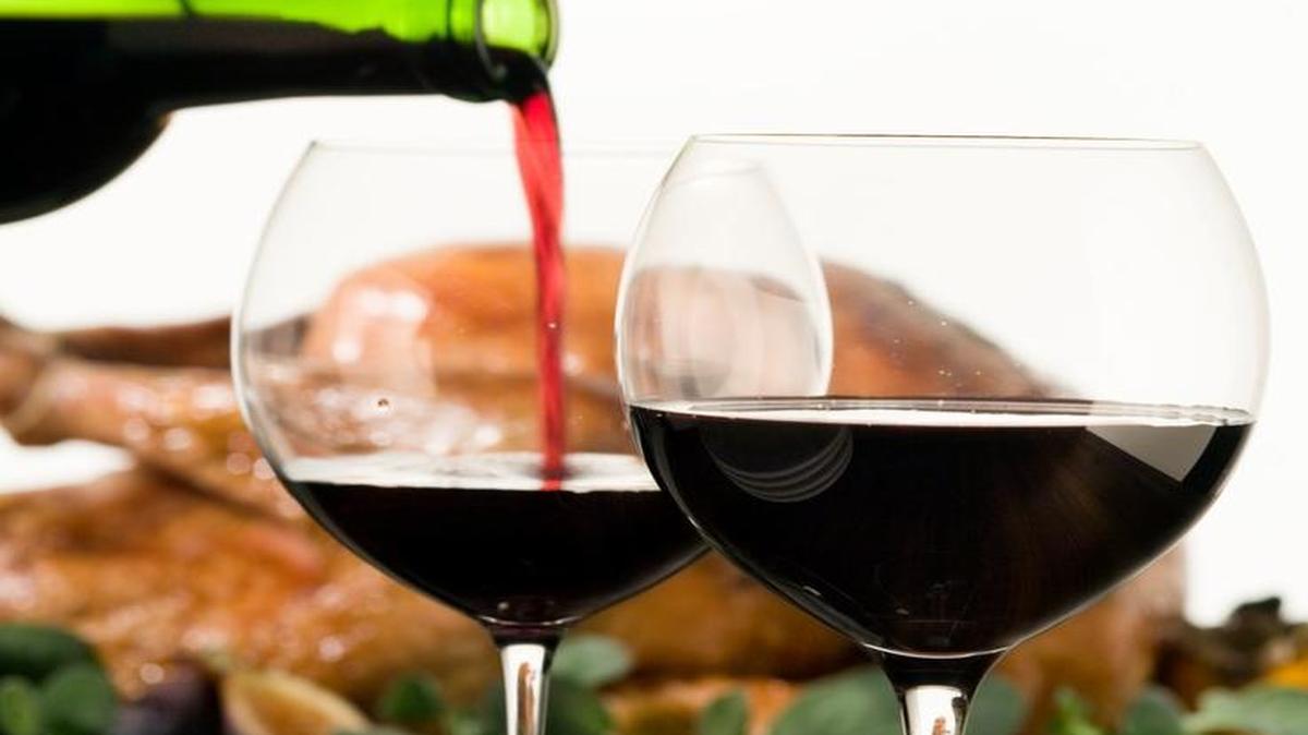 Chow Town blogger Dave Eckert offer tips on what wines to have with Thanksgiving dinner.