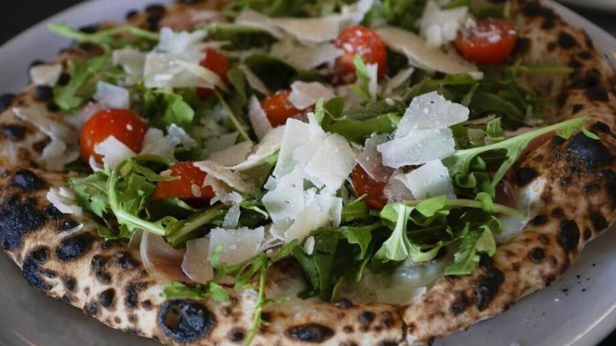 Piatto’s Rucola pizza is topped with smoked prosciutto, arugula, grape tomatoes, fresh mozzarella, parmigiano reggiano and olive oil.