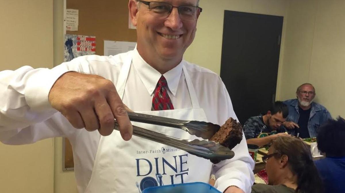 
Mayor Jeff Longwell served brownies today at Inter Faith Inn to help raise awareness of the new Dine Out, Help Out event, scheduled for Sept. 15.
