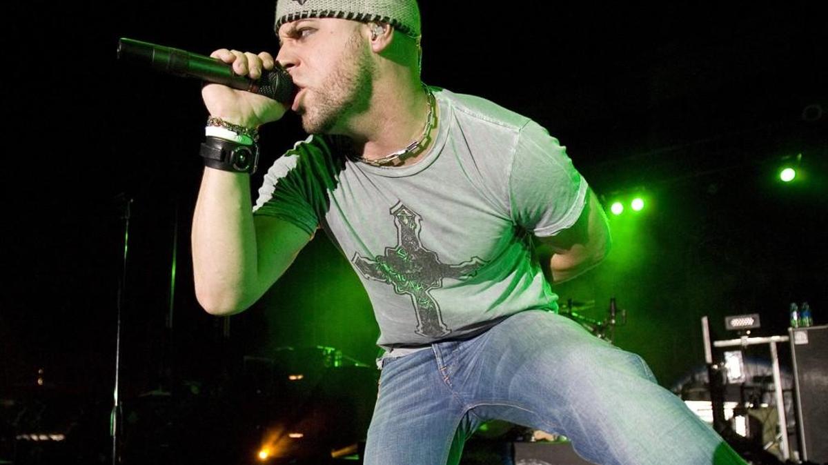 Former “American Idol” contestant Chris Daughtry leads his band through a number before thousands of fans at the West Bank Stage in 2007.
