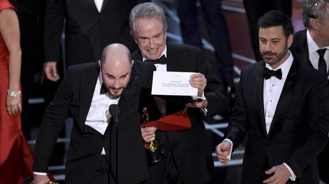 Oscars mishap sends internet into frenzy