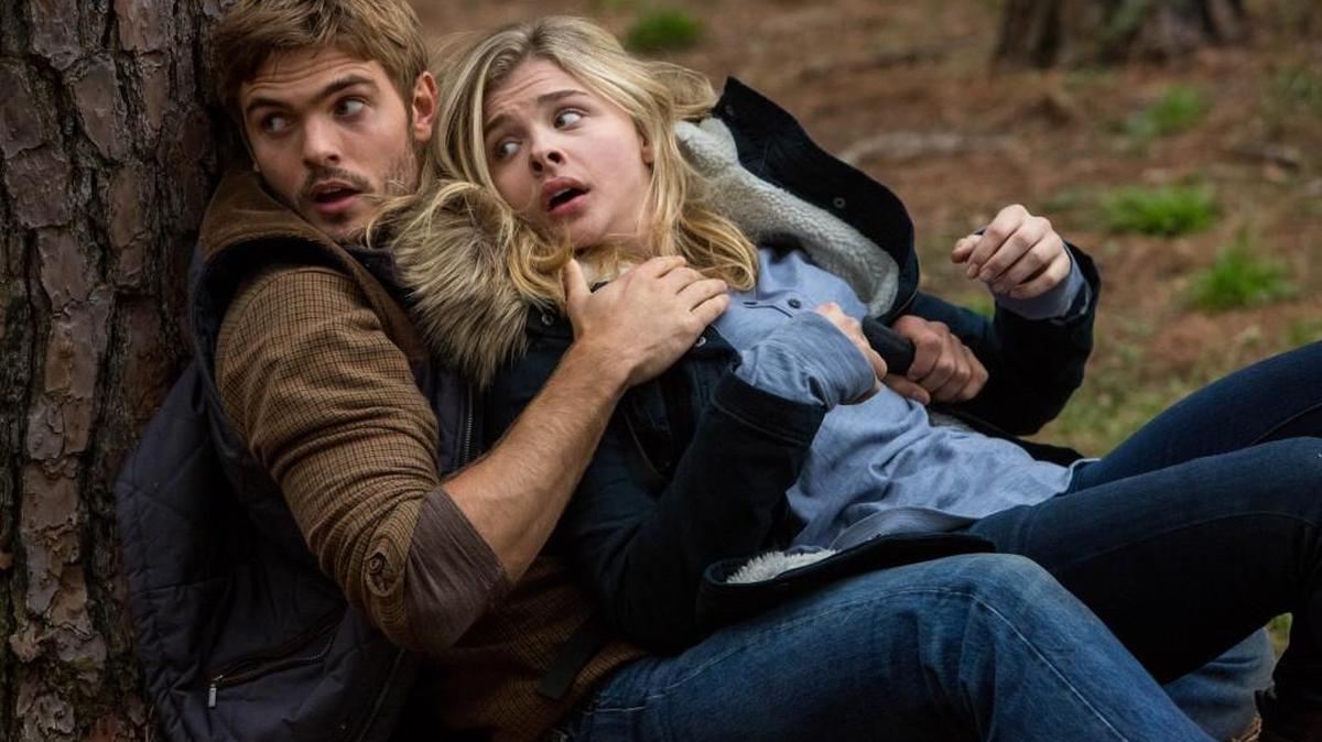 Alex Roe, left, and Chloe Grace Moretz star in the sci-fi adventure “The 5th Wave.”