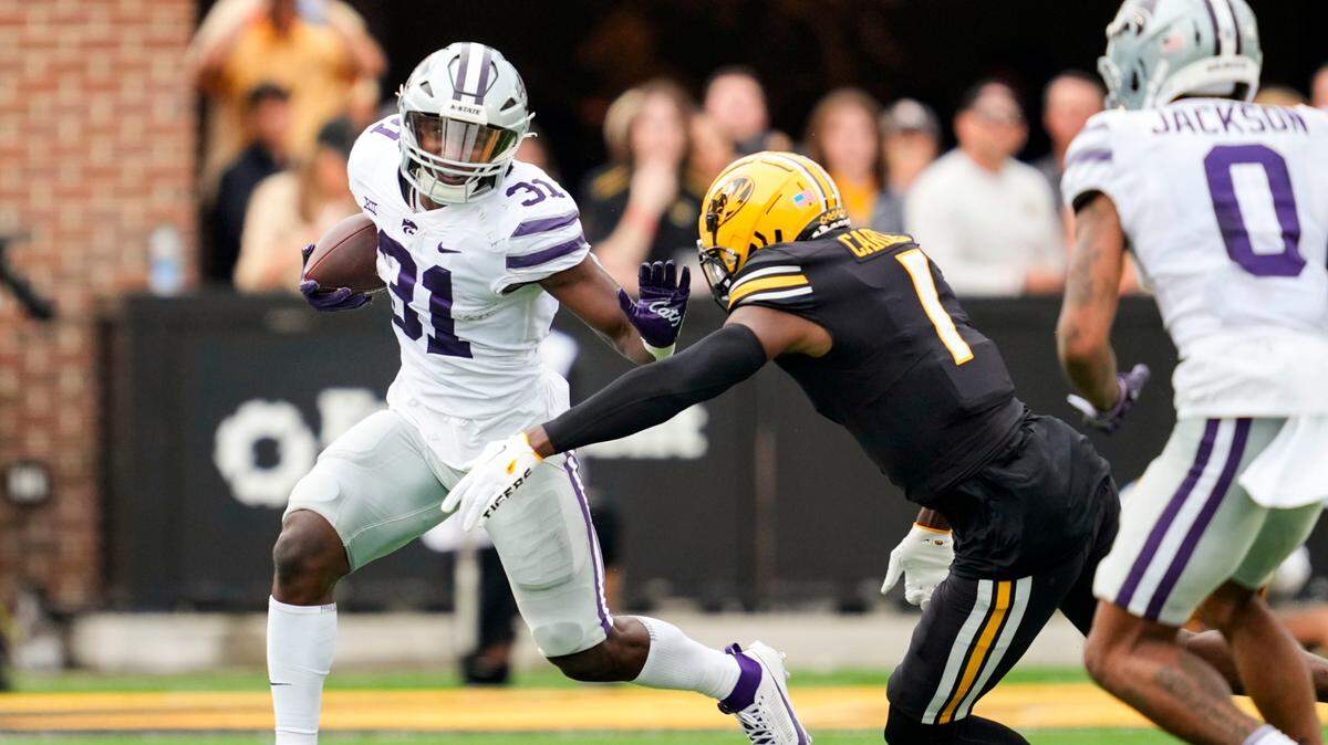 Kansas State Wildcats running back DJ Giddens (31) runs the ball against Missouri Tigers defensive back Jaylon Carlies (1) during the first half at Faurot Field at Memorial Stadium.