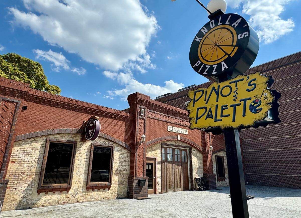 Knolla’s Pizza’s owners have closed their downtown restaurant and will reopen in Tuesday in Old Town Square.