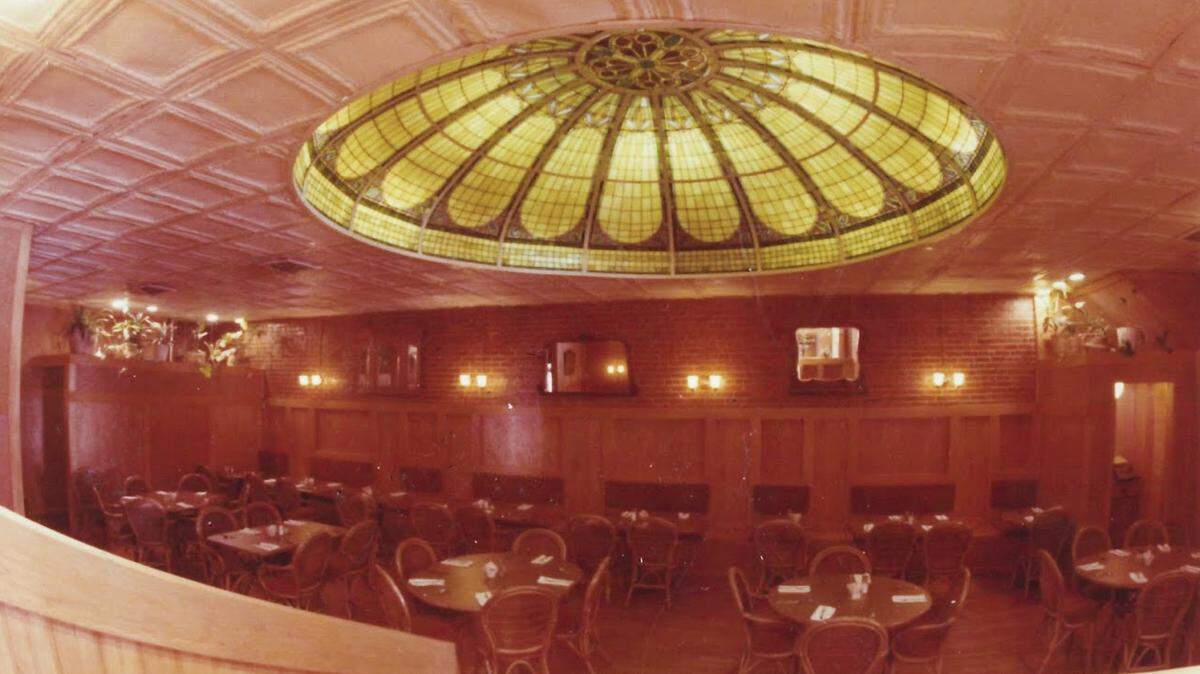 The Looking Glass was a popular downtown bar and restaurant that drew crowds from 1975 until it closed a decade later. The glass dome that hung inside is now a permanent fixture at Botanica.