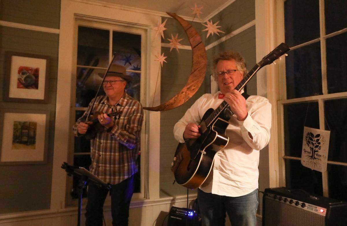 Shelby Eiker, left, and Ken “Kentucky” White perform music for dinner guests at the Bartlett Arboretum. The Arboretum plans to host monthly dinners open to the public in the train depot at the arboretum.