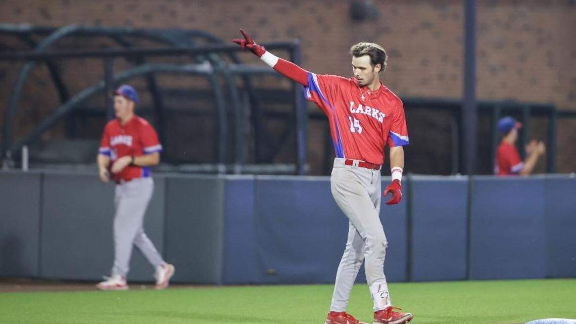 Hays Larks start 3-0 to earn bye in NBC World Series single-elimination bracket