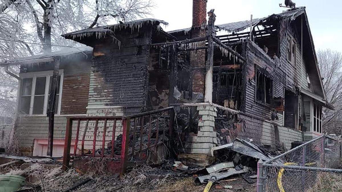 A couple of employees at Daylight Donuts in Independence are being hailed as heroes for helping rescue a man from a burning home Tuesday morning.