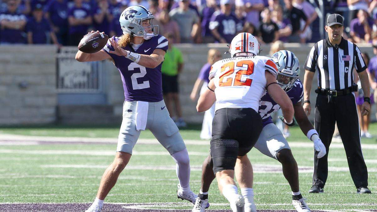 Kansas State Wildcats quarterback Avery Johnson (2) passes the ball against the Oklahoma State Cowboys during the first quarter at Bill Snyder Family Football Stadium.