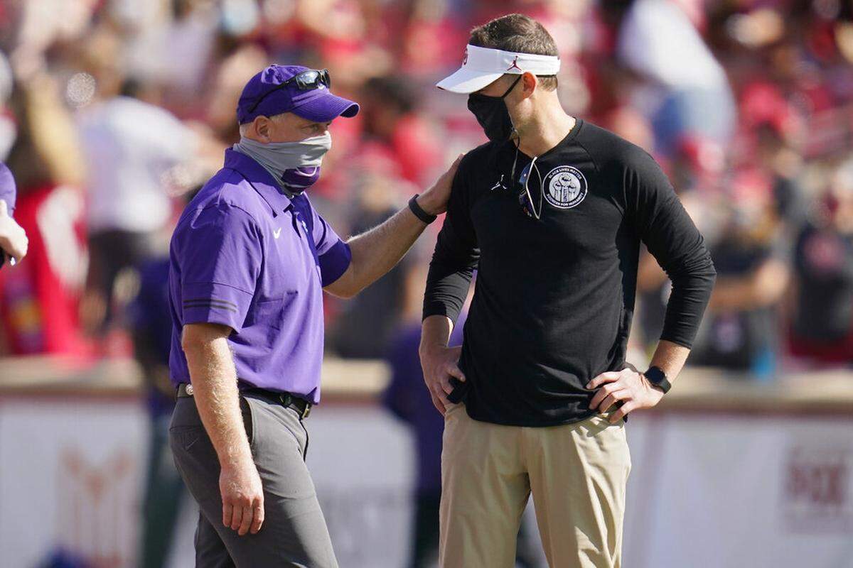 Kansas State head coach Chris Klieman, left, and Oklahoma head coach Lincoln Riley, right, talk before their NCAA college football game Saturday, Sept. 26, 2020, in Norman, Okla. (AP Photo/Sue Ogrocki).