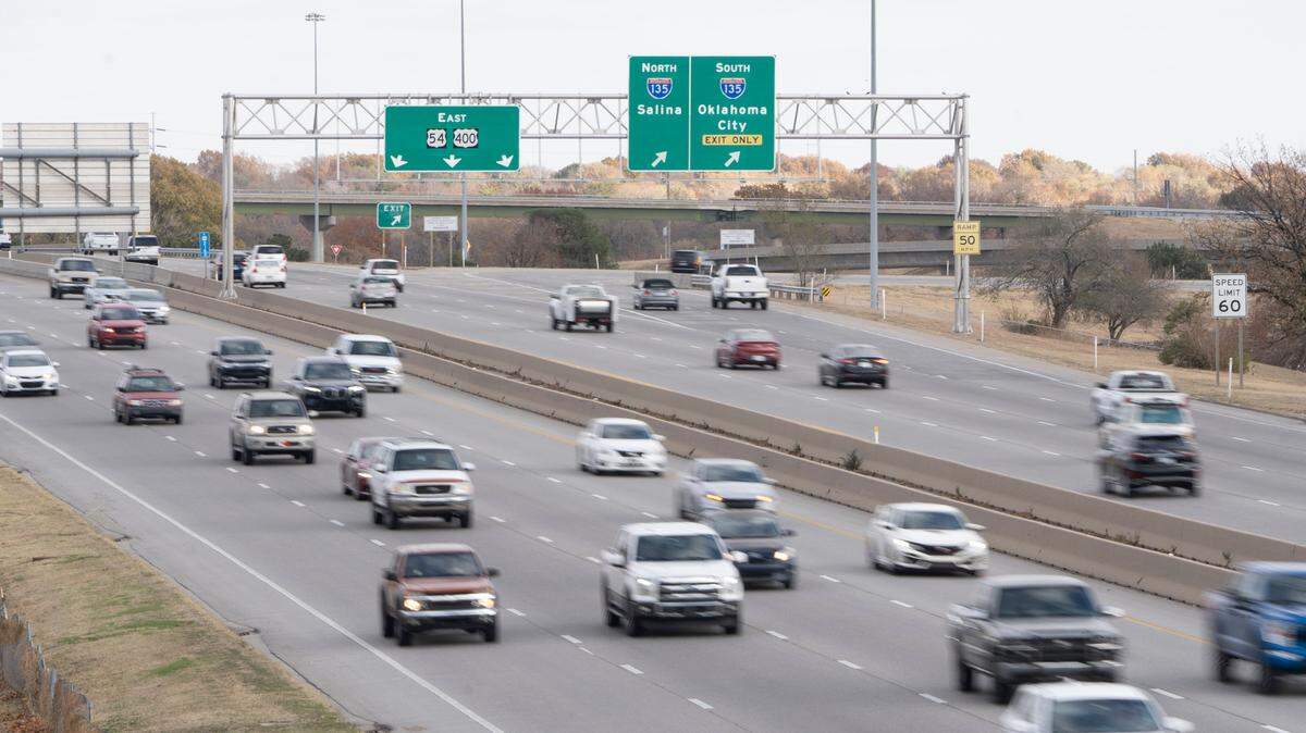 U.S. Census Bureau data show the average Wichita worker commutes 18.7 minutes to work every day. Here’s how that compares to the state and the nation.