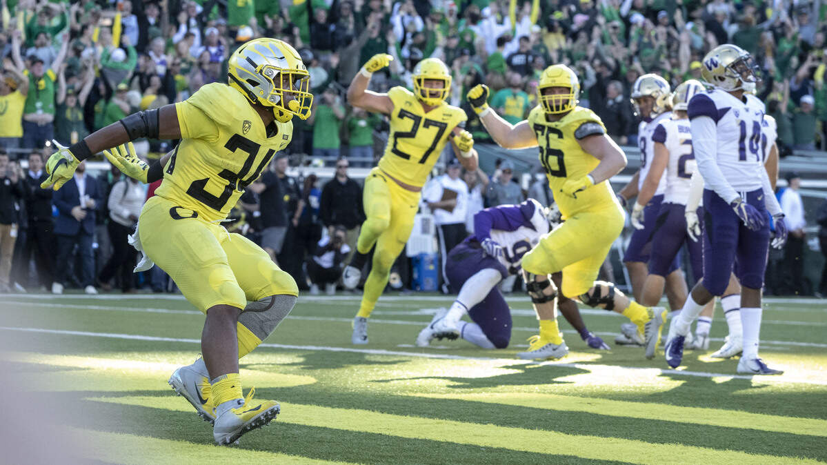 Oregon running back CJ Verdell (34), scores the winning touchdown in overtime to beat Washington 30-27 in an NCAA college football game in Eugene, Ore., Saturday, Oct. 13, 2018. (AP Photo/Thomas Boyd)