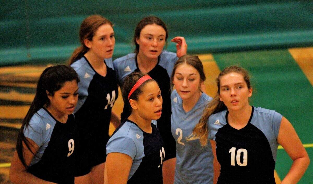 East gets set for another rally during the Blue Aces triangular with Bishop Carroll and Kapaun Mt. Carmel on Tuesday. (Sept. 4, 2018)