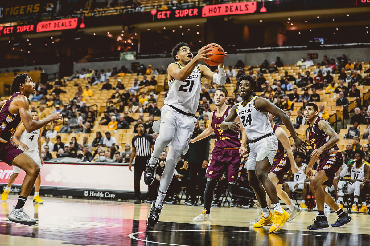Former Missouri forward Ronnie DeGray III announced he plans on transferring to Wichita State for next season on Wednesday.