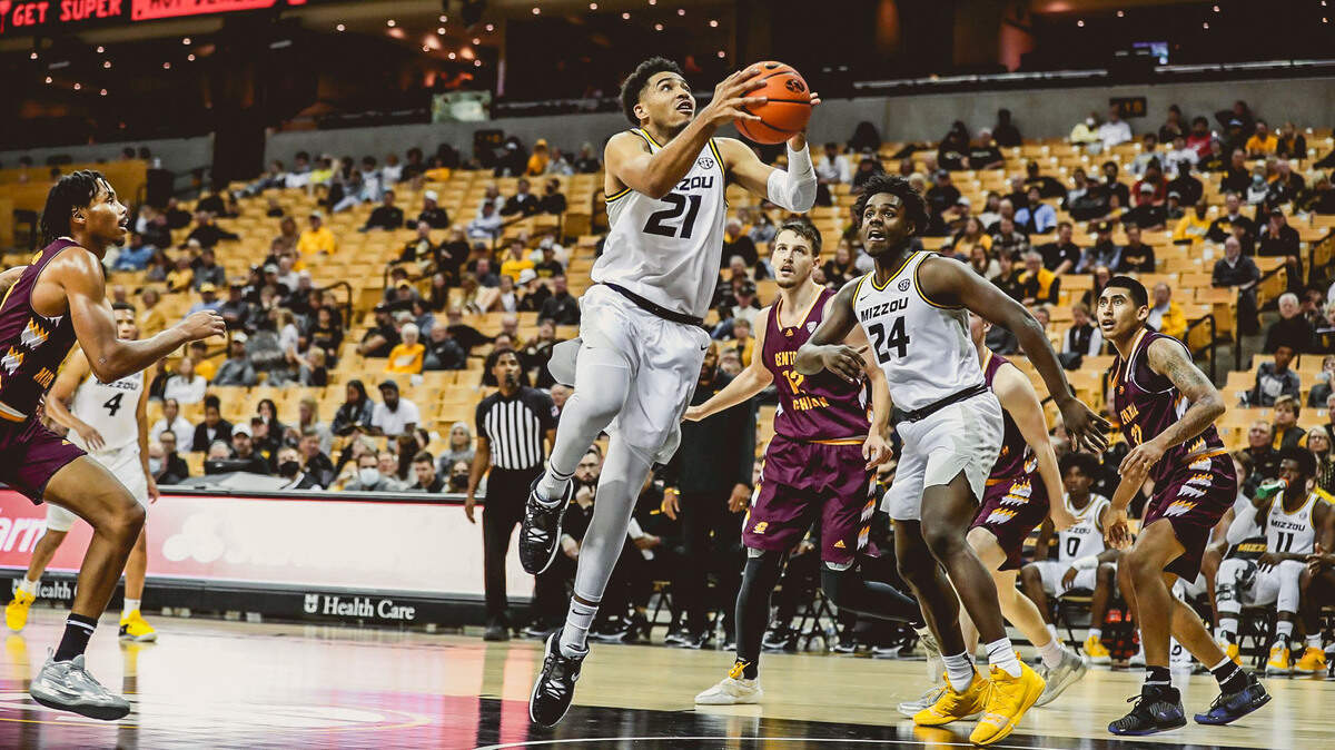 Former Missouri forward Ronnie DeGray III announced he plans on transferring to Wichita State for next season on Wednesday.