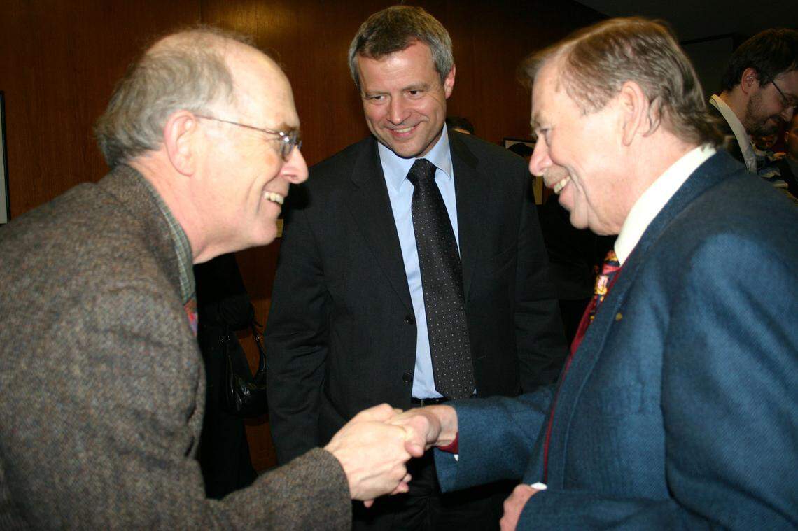 Former DPAA analyst Philip O’Brien meets with Czech President Vaclav Havel. O’Brien was instrumental in gathering information about the whereabouts of Emil Kapaun’s remains.