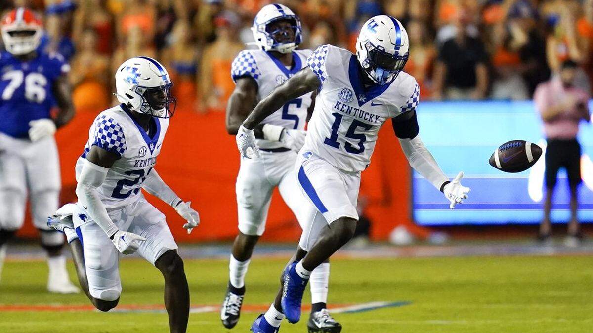 Kentucky linebacker Jordan Wright (15) goes after a tipped pass but can’t get there to make the interception against Florida during the first half of an NCAA college football game Saturday, Sept. 10, 2022, in Gainesville, Fla. (AP Photo/John Raoux)