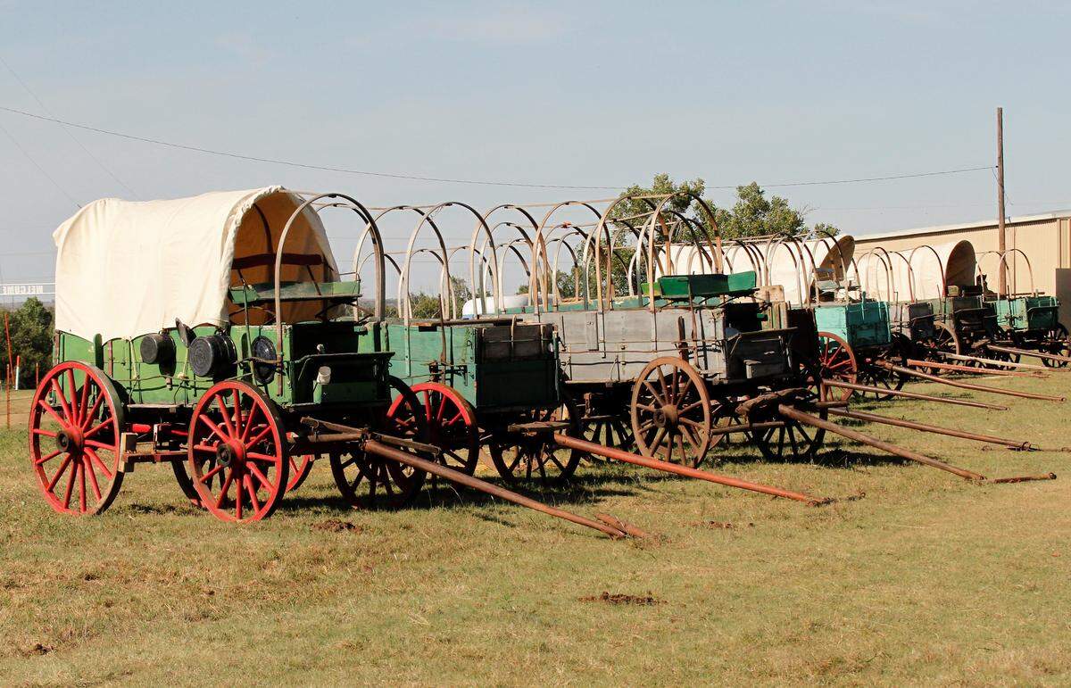 A line of chuck wagons lined up on the outskirts of Medicine Lodge, Kansas. (Sept. 27, 2018)