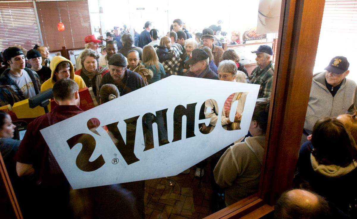 During better times in 2008, customers crowd outside the Denny’s on West Kellogg to take advantage of a free breakfast promotion.