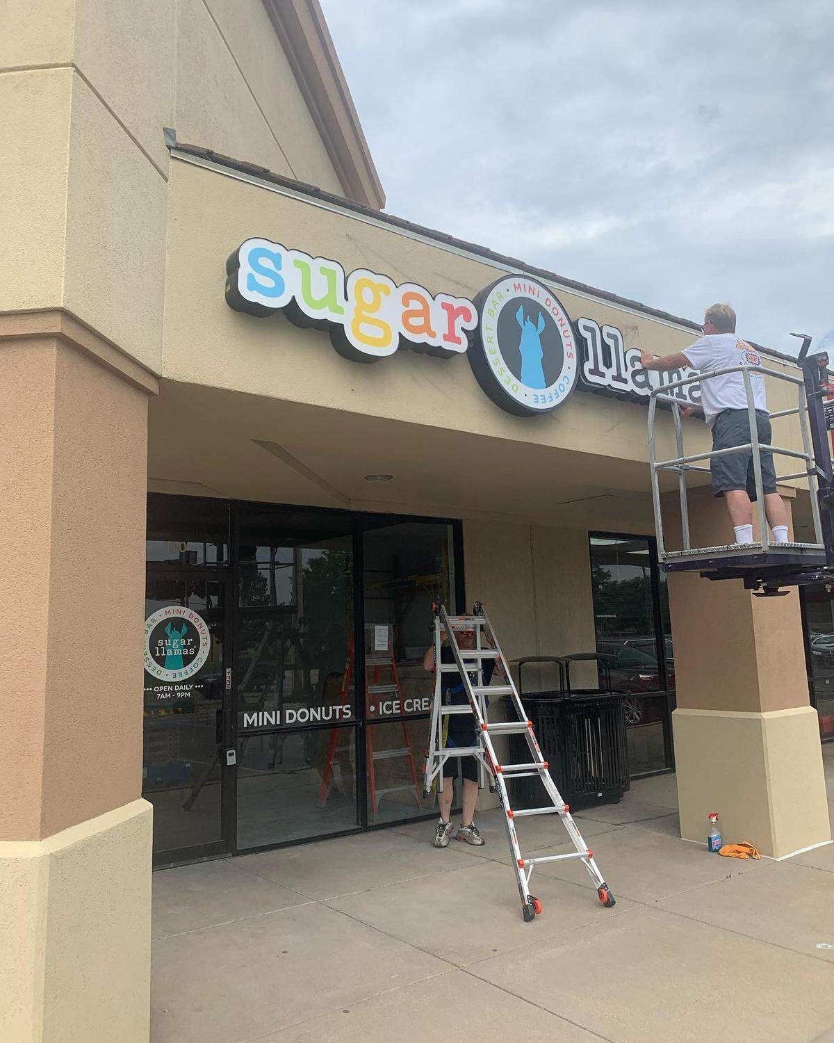 Sugar Llamas, a new shop specializing in mini-doughnuts, coffee and ice cream, added its new sign a couple of weeks ago. Its grand opening is set for Aug. 5.