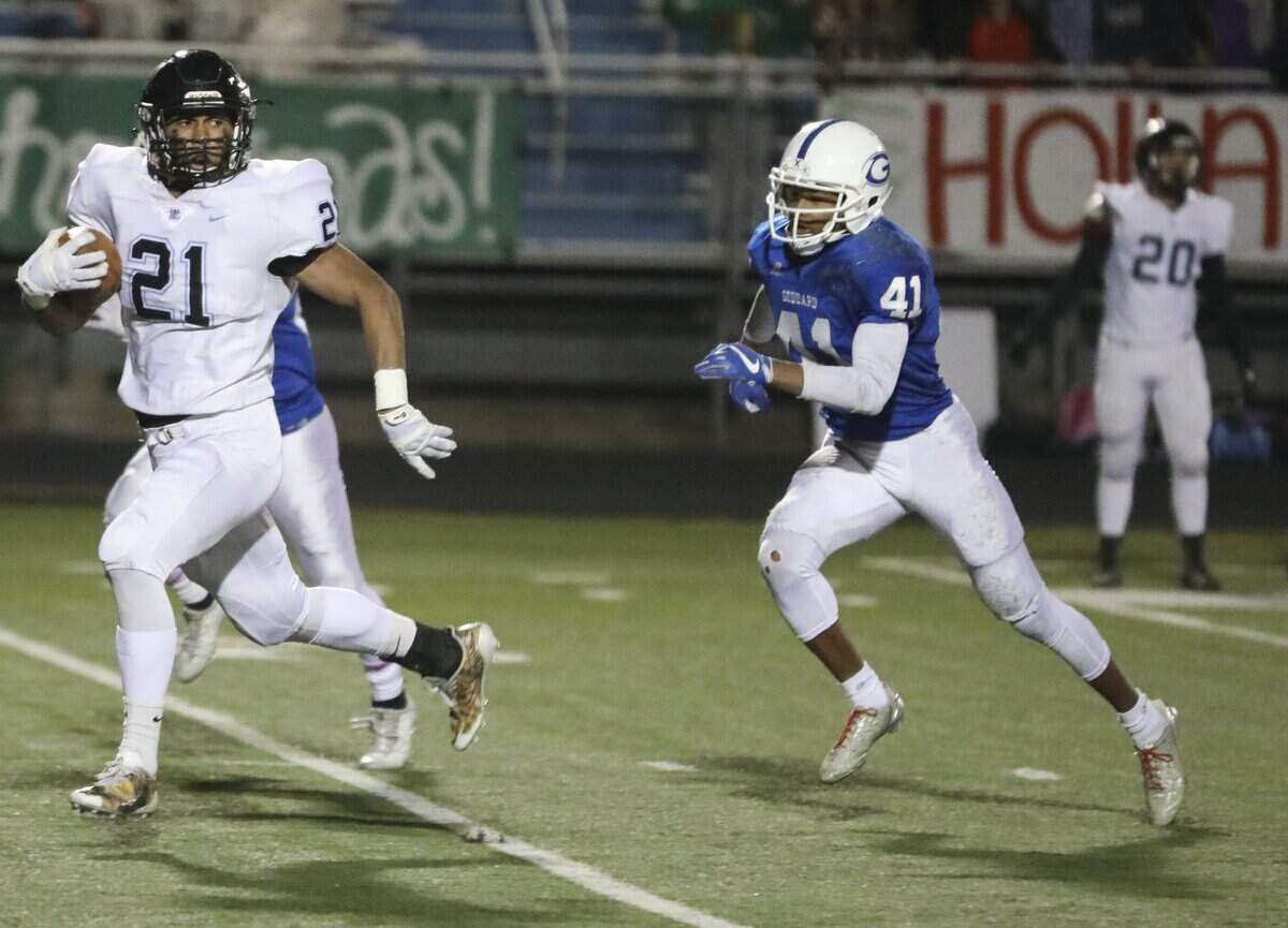 Eisenhower’s Justin Moore breaks two Goddard defenders to score the first touchdown of the Class 5A football quarterfinal. (Nov. 10, 2017)
