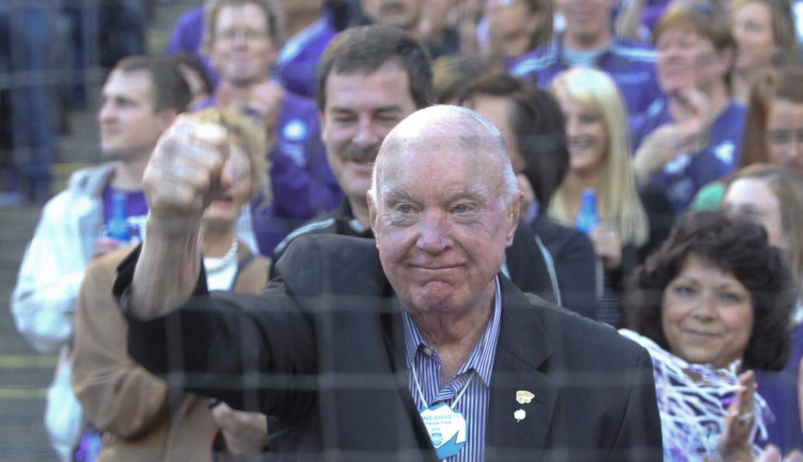 Kansas State legend Ernie Barrett cheers during a pep rally at the Ballpark at Arlington on Thursday night. (Jan. 5, 2012)