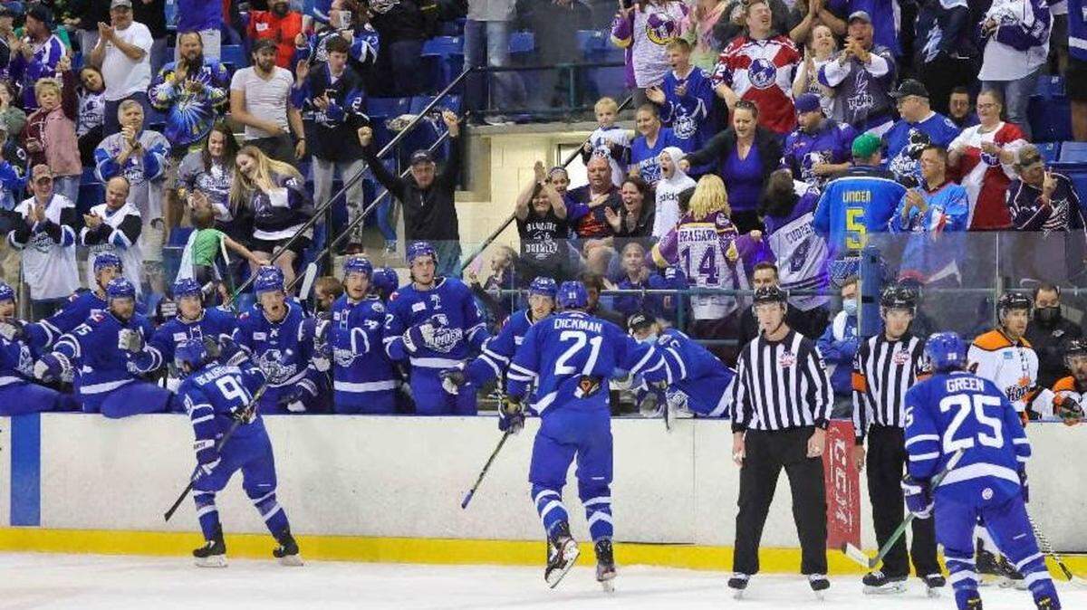 The Wichita Thunder hockey team evened up its best-of-5 playoff series against the Fort Wayne Komets with a 5-2 victory at the Wichita Ice Center on Wednesday.