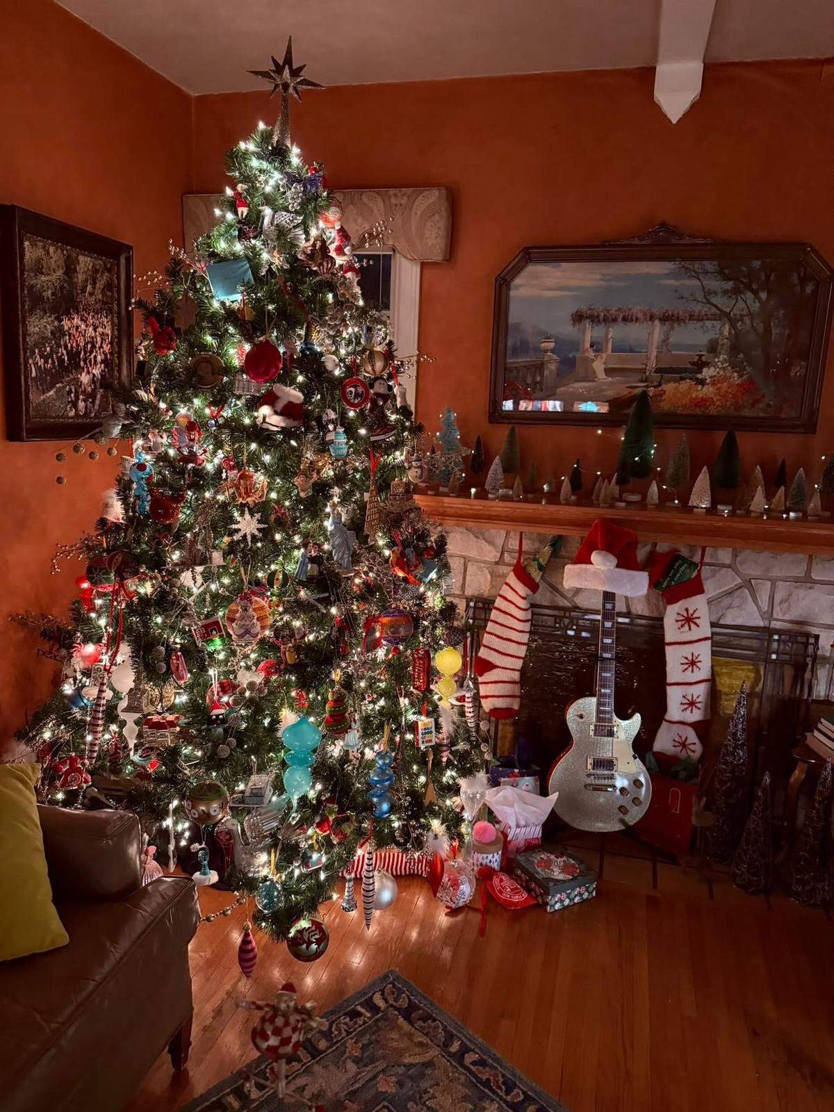 Sure, I can decorate a tree, but can I go a whole night without incriminating my guests? No, no I cannot.
