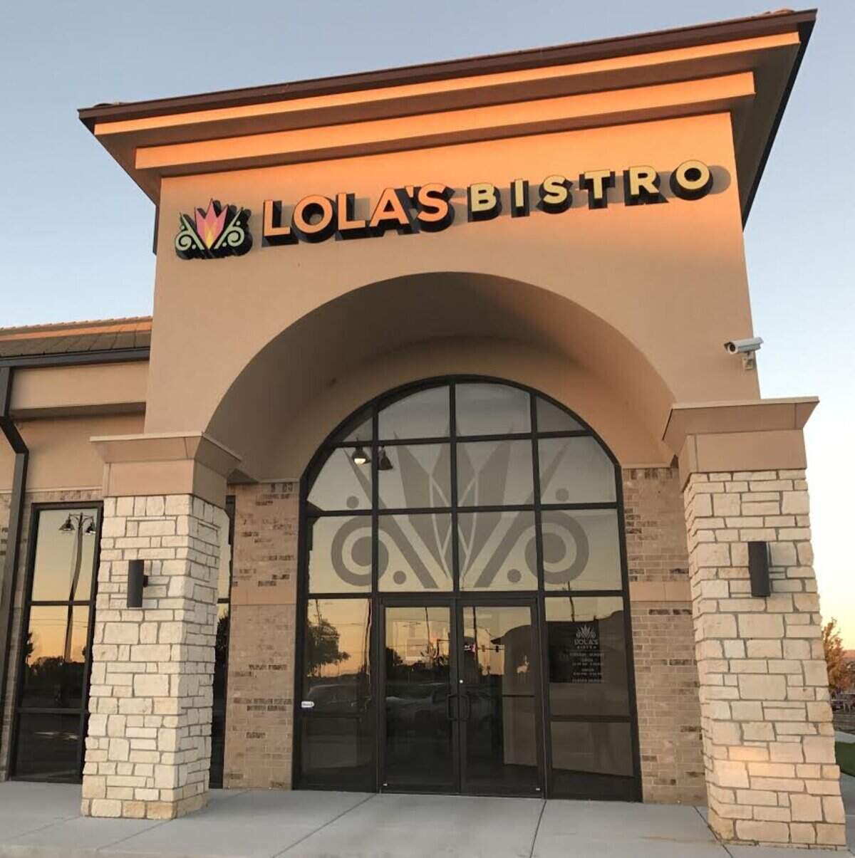 Lola’s Bistro closed in early 2022, but the vacant space near 21st and Greenwich that it occupied will soon have a new restaurant tenant.