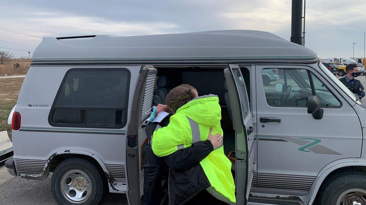 Kansas sheriff’s deputies organized their community to help a woman who walked 6 miles to work to feed her family. (Dec. 15, 2020)