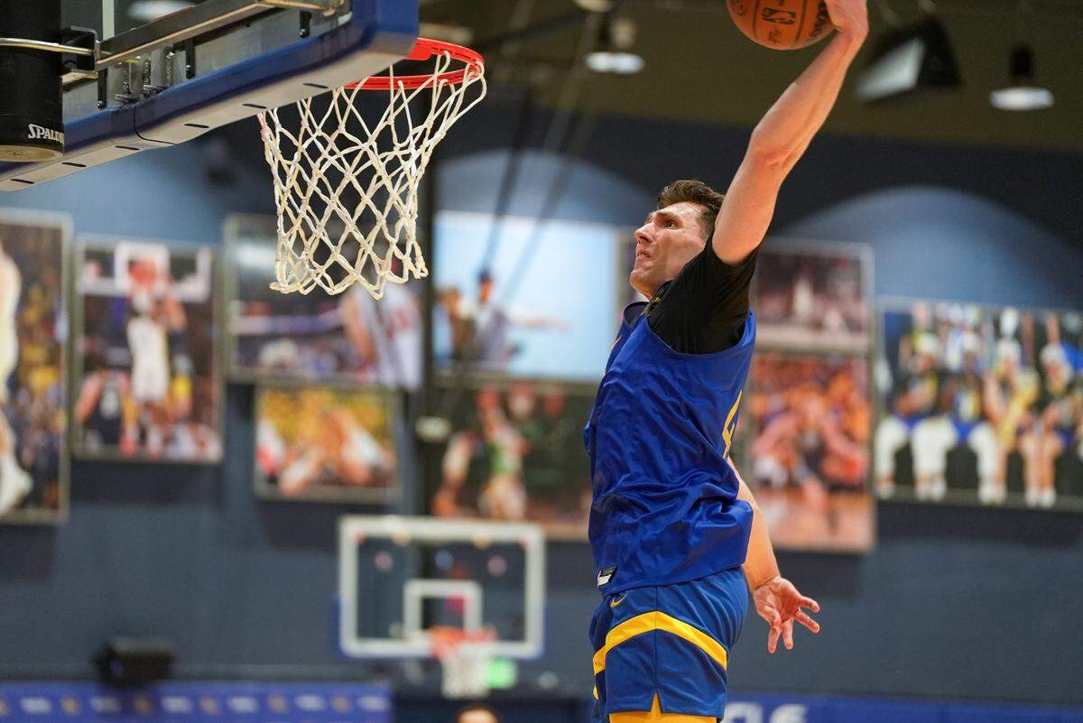 Maize graduate Caleb Grill throws down a dunk in an NBA pre-draft workout with the Golden State Warriors on Monday.