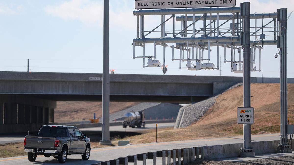 The Kansas Turnpike does not text drivers for missing payments, the state agency said.