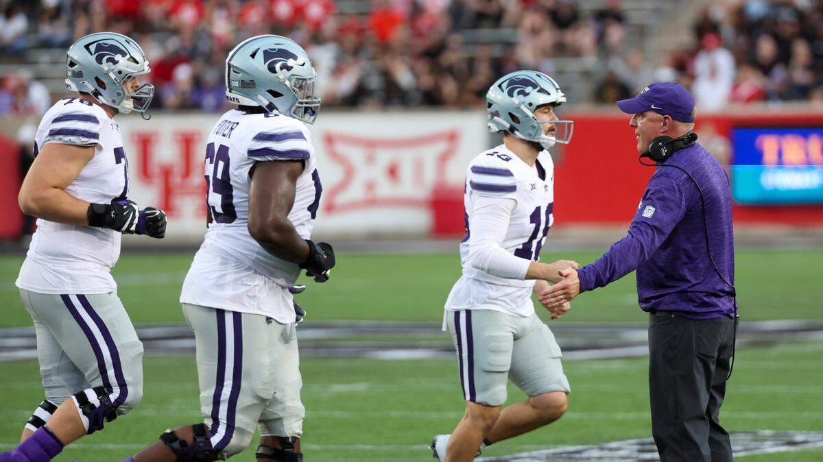 Chris Klieman congratulates Kansas State football players after a field goal against the Houston Cougars in the first quarter at TDECU Stadium.