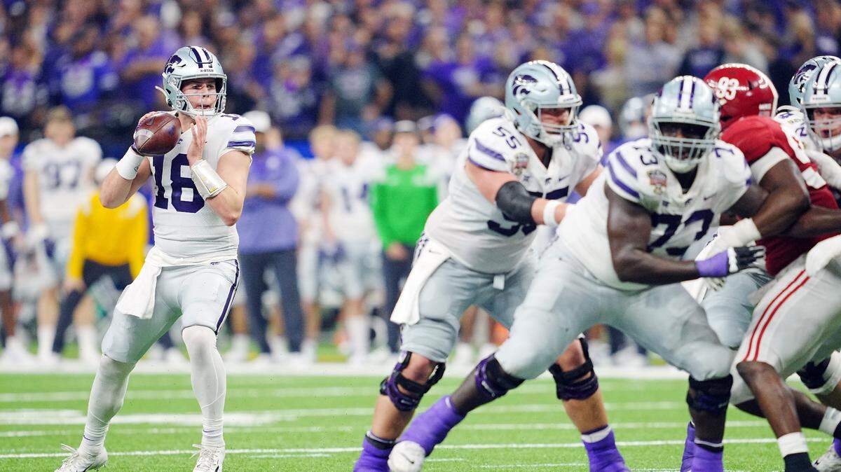Kansas State Wildcats quarterback Will Howard (18) drops back to pass against the Alabama Crimson Tide during the first half in the 2022 Sugar Bowl at Caesars Superdome on Dec. 31, 2022.