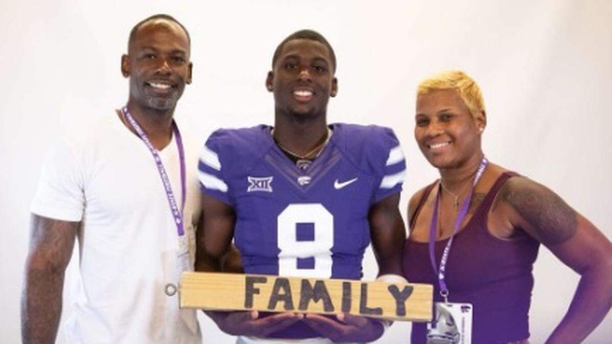 Houston QB Chris Herron (middle) poses with his parents while on a recruiting visit to Kansas State.