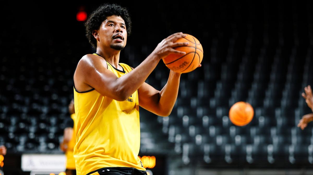 After a one-year hiatus, Isaiah Poor Bear-Chandler is back on the Wichita State men’s basketball team for this upcoming season. He played his first three years at WSU before transferring to play last season at Nebraska Omaha.