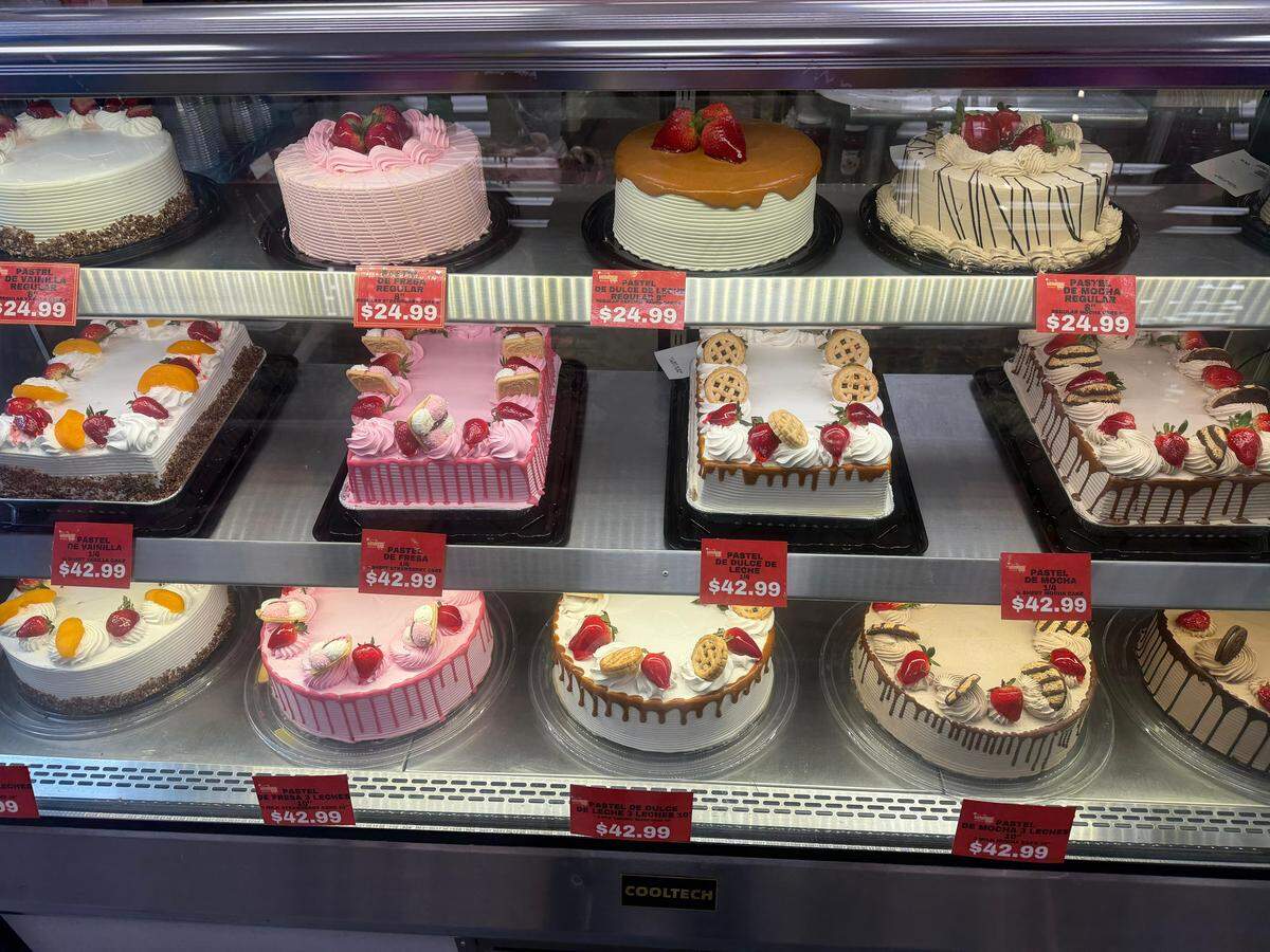 Mi Super Mercado Baratisimo offers sweets and breads that are made every few hours.