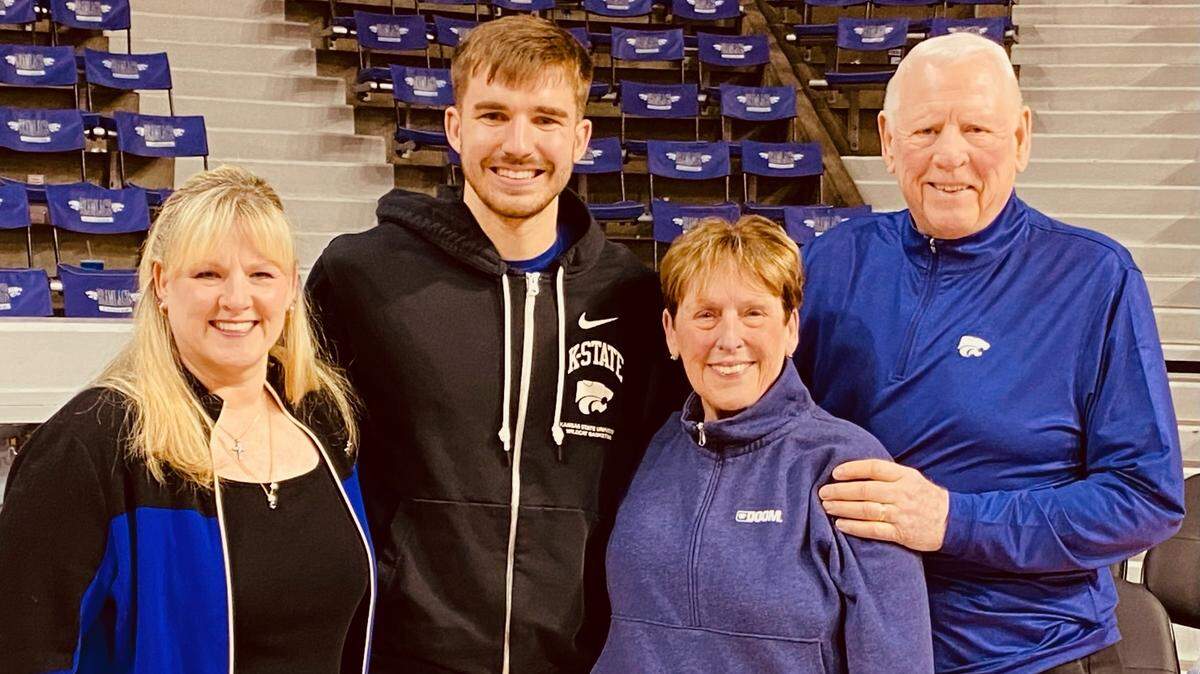 Kansas State basketball player Nate Awbrey poses for a picture with (from right) Terry Knowles, Marcia Knowles and Julie Knowles during a meet-and-greet NIL deal.